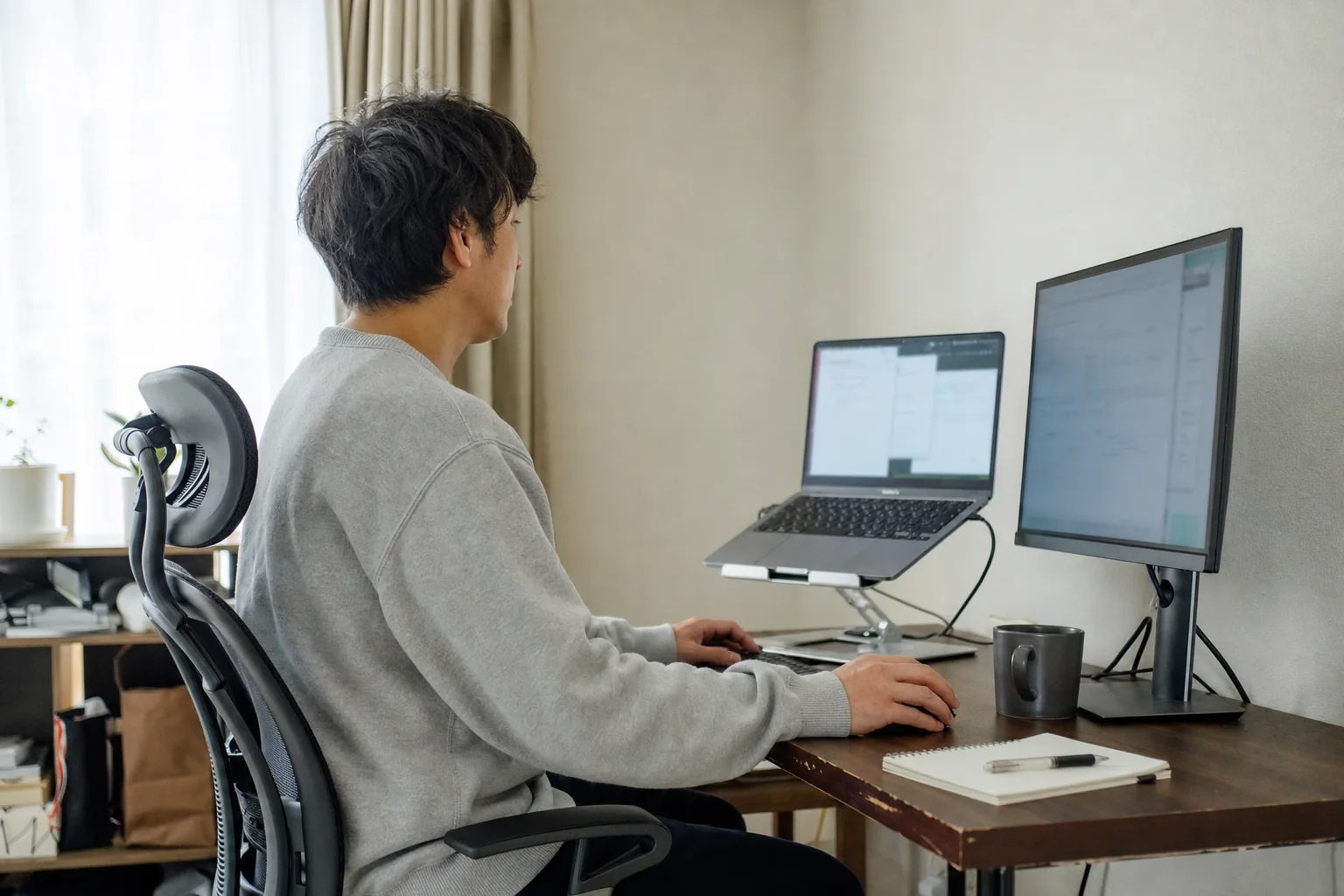 ノートPCと外部モニターを使った在宅勤務のデスク